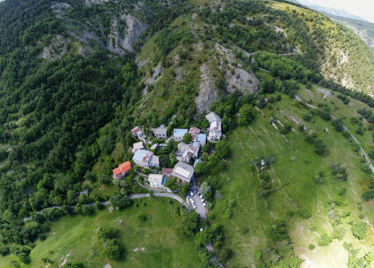 Eco-Hotel Et Yourtes Du Mercantour Guillaumes Exteriör bild