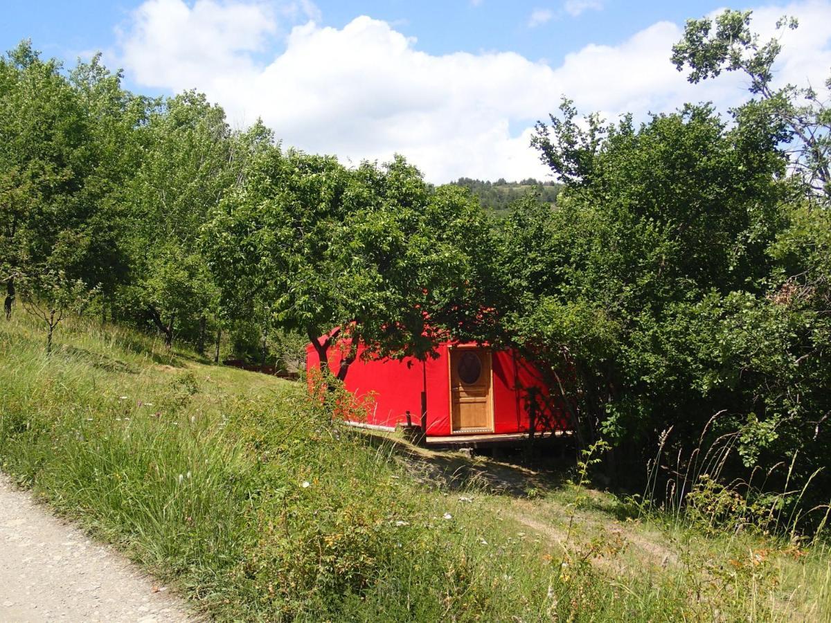Eco-Hotel Et Yourtes Du Mercantour Guillaumes Exteriör bild